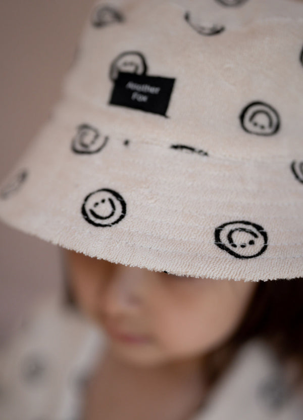 SMILE BUCKET HAT